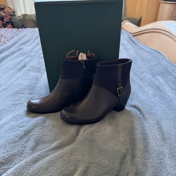 Clarks Booties NWT - New in Box Navy Blue - Picture 2 of 3